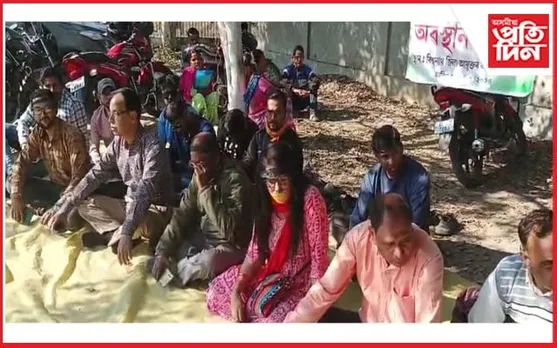 সাংবাদিক আক্ৰমণৰ ঘটনাঃ বিশ্বনাথ জিলা উপায়ুক্তৰ কাৰ্যালয়ৰ সন্মুখত আপকুৰ প্ৰতিবাদ