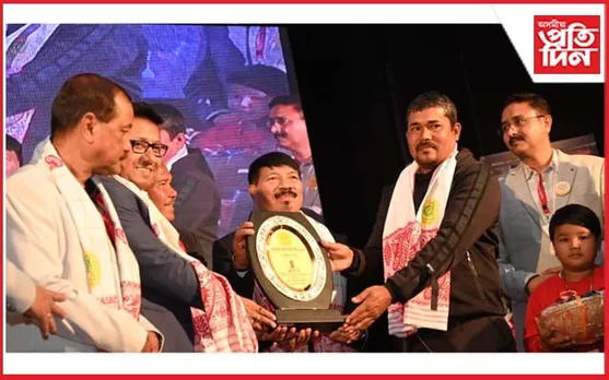 নলবাৰীৰ কৃষক তপন দত্ত বৰুৱাক বঁটা প্রদান কৃষিমন্ত্ৰী অতুল বৰাৰ