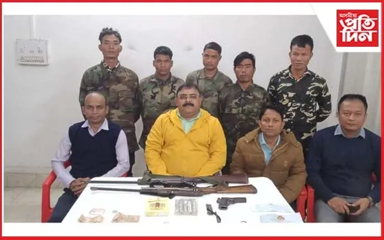 মাৰণাস্ত্রসহ ৫জন এন এল এফ টি কেডাৰৰ আত্মসমৰ্পণ