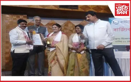 নলবাৰীৰ কন্দৰ্প কুমাৰ দাসক কাব্য প্ৰভাকৰ বঁটা প্ৰদান