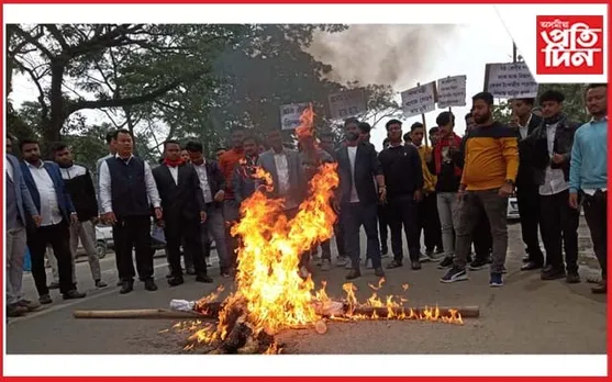 মাতৃ ভাষা মাধ্যম বিৰোধী চৰকাৰী সিদ্ধান্তৰ বিৰুদ্ধে ধেমাজি আছুৰ প্ৰতিবাদ...