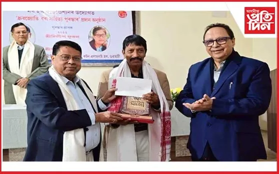 বিশিষ্ট কবি দিলীপ ফুকনলৈ ড০ ধ্ৰুৱজ্যেতি বৰা সাহিত্য পুৰস্কাৰ