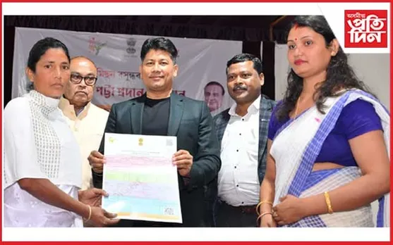 বিহালীত ভূমিপট্টা বিতৰণ কাৰ্য্যসূচীত মন্ত্ৰী পিয়ুষ হাজৰিকা