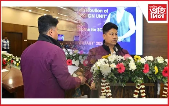 ৬০ গৰাকী নিবনুৱালৈ 'গ্ৰাফিক্চ ডিজাইন ইউনিট’ বিতৰণ 