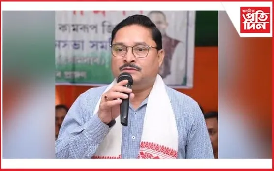 নিজ ৱাৰ্ডত দলীয় পতাকা উত্তোলন দিলীপ শইকীয়াৰ