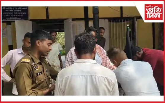 বাক্সাৰ ভিন্ন স্থানত ক'লা পতাকা উৰুৱালে আছুৱে...