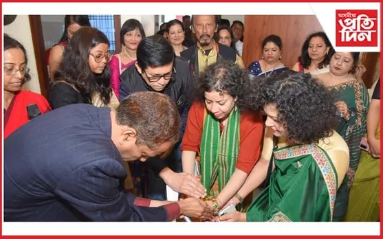 নাৰী দিৱস উপলক্ষে প্ৰণৱ বৰুৱা কলাক্ষেত্ৰত মহিলা চিত্ৰশিল্পীৰ চিত্ৰ প্ৰদৰ্শনী... 