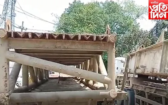 শিৱসাগৰত ট্ৰেলাৰৰ পৰা বাগৰি পৰিল বৃহৎ লোহা 