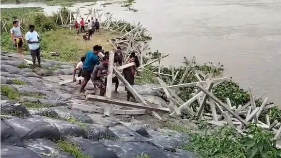 ঢকুৱাখনাবাসীলৈ মহা সংকটঃ ব্ৰহ্মপুত্ৰই উটুৱাই নিলে কোটি টকাৰ স্ক্ৰীন জিঅ' বেগৰ স্পাৰ...

