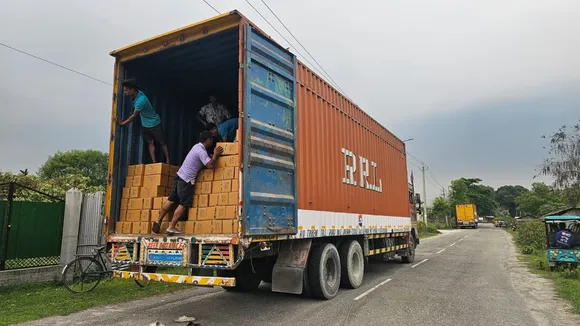 ৰুণীখাতাত আবকাৰী বিভাগৰ অভিযান : ভূটানী সুৰাভৰ্তি কন্টেইনাৰ জব্দ