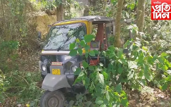 বিদ্যালয়লৈ ছাত্ৰ-ছাত্ৰী কঢ়িয়াই নিয়া বাহন দুৰ্ঘটনাগ্ৰস্ত