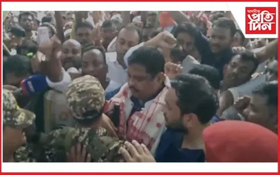 নিৰ্বাচন পৰিচালনাত ব্যৰ্থ নগাঁও প্ৰশাসনঃ আৰক্ষীৰ প্ৰহাৰত আহত সংবাদকৰ্মী
