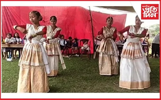 গ্ৰন্থ আৰু বাণিজ্য মেলাত ব্যস্ত সোনাৰী চাপৰি ট্ৰাইবেল হাইস্কুলৰ শিক্ষাৰ্থী...