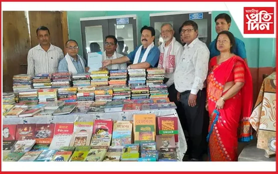 কুমুদ কলিতাৰ মহানুভৱতা : অৱসৰগ্ৰহণৰ দিনটোত বিদ্যালয়লৈ চাৰিশৰো অধিক গ্ৰন্থ দান