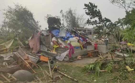 দেশজুৰি ধুমুহা আৰু শিলাবৃষ্টিৰ তাণ্ডৱঃ বংগত মৃত্যু ৪গৰাকী...