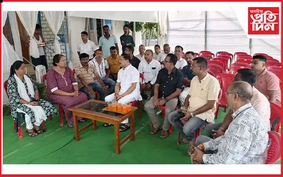 প্ৰয়াত থানেশ্বৰ বড়োৰ বাসগৃহত উপস্থিত সাংসদ দিলীপ শইকীয়া,মন্ত্ৰী চন্দ্ৰ মোহন পাটোৱাৰী 