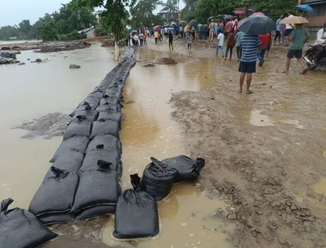প্ৰতিকূল বতৰ : শিলচৰত দুচকীয়া বাহন চলাচলত নিষেধাজ্ঞা