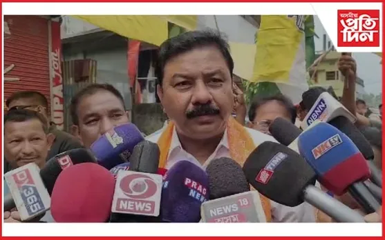 কোকৰাঝাৰত দোকানে-দোকানে মন্ত্ৰী ৰঞ্জিত দাস