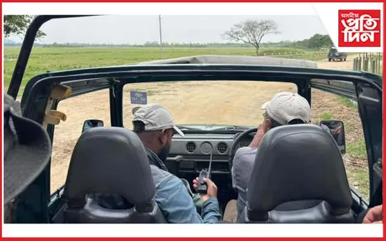 হাতত ৱাকি টকী লৈ কিদৰে কাজিৰঙাত সোমাল টুৰিষ্ট গাইড..