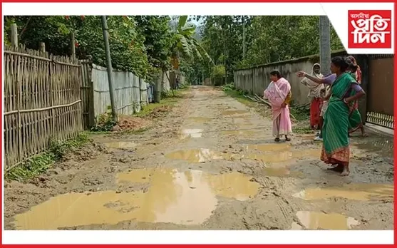কহঁৰাত পথৰ বিধ্বস্ত ৰূপঃঅতুল বৰাৰ বিৰুদ্ধে ক্ষুব্ধ ৰাইজ