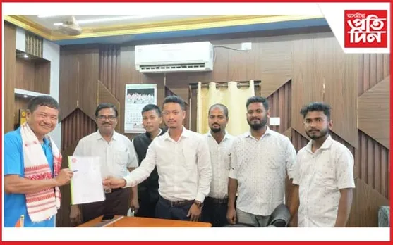 কাৰ্বি পৰিষদৰ মুখ্য কাৰ্যবাহী সদস্য তুলিৰাম ৰংহাঙক স্মাৰক পত্ৰ প্ৰদান হাওৰাঘাট আঞ্চলিক ছাত্ৰ সন্থাৰ