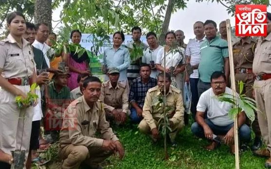 চাৰিকড়ীয়া নদী প্লাষ্টিক মুক্ত কৰি মহঘুলি চাপৰিৰ খহনীয়া সুৰক্ষাত নামিল ৰাইজ