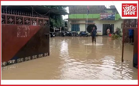 মানকাচৰত কৃত্ৰিম বানত জলমগ্ন চৰকাৰী কাৰ্যালয়-মহাবিদ্যালয়... 