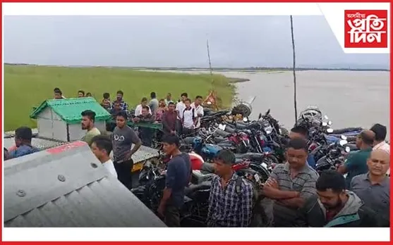 ব্ৰহ্মপুত্ৰৰ বুকুত মাজুলী-নিমাতী অভিমুখী ফেৰী আৱদ্ধ