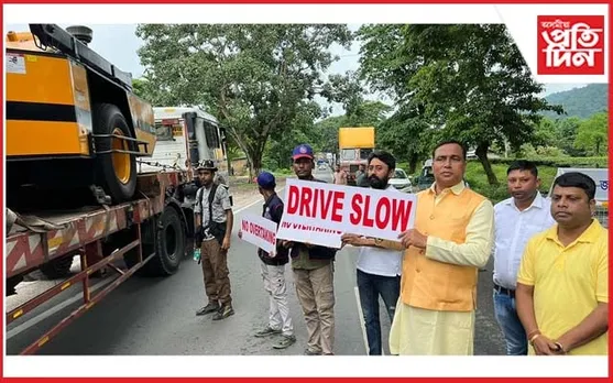 'ড্ৰাইভ শ্ল'' প্লে-কাৰ্ড লৈ কাজিৰঙাৰ ৰাজপথত মন্ত্ৰী জয়ন্ত মল্লবৰুৱা