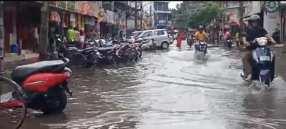 নগাঁও চহৰত কৃত্ৰিম বানপানী : কলং নৈৰ বিপদসীমাৰ ওপৰেৰে বৈছে পানী
