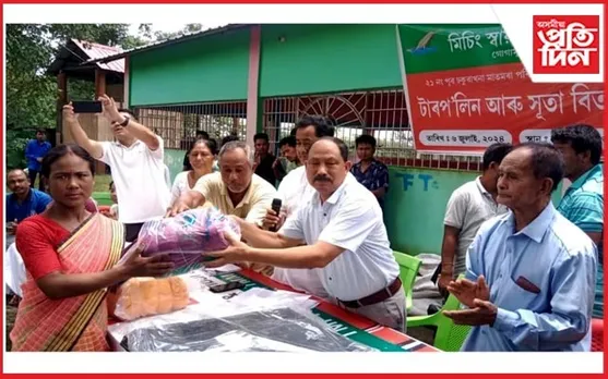 ঢকুৱাখনাত মিচিং স্বায়ত্ব শাসিত পৰিষদৰ অধ্যক্ষৰ সাহাৰ্য বিতৰণ