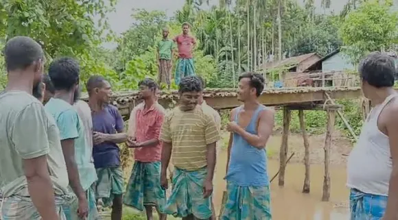 গুৰুত্ব নাই চৰকাৰৰ ! হাতে-কামে লাগি ৰাইজে নিৰ্মাণ কৰিলে বাঁহৰ দলং  