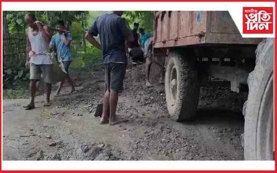 চৰকাৰক প্ৰত্যাহ্বান ! মেৰাপানীৰ ৰাইজে নিজাববীয়াকৈ মেৰামতি কৰিলে পথ