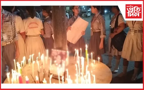 মহিলা চিকিৎসকৰ হত্যাকাৰীক ফাঁচিৰ দাবীৰে চেইণ্ট থমাছ স্কুলৰ শিক্ষাৰ্থীৰ বন্তি প্ৰজ্বলন