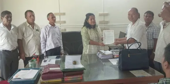 ঢকুৱাখনা সমষ্টি আৰক্ষণমুক্ত দাবী সমিতিৰ স্মাৰকপত্ৰ প্ৰদান
