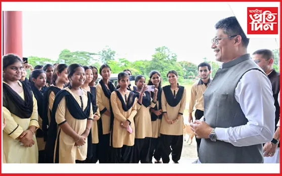 বিহালীত ছাত্ৰ-ছাত্ৰীৰে অন্তৰংগ-আলাপ মন্ত্ৰী পীযুষ হাজৰীকাৰ 