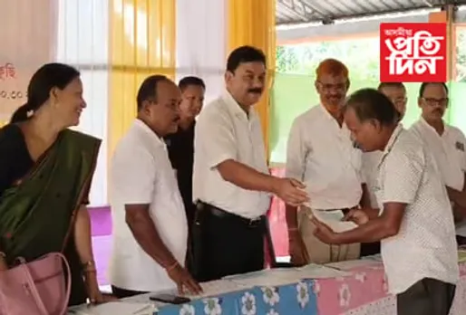বজালীত দুৰ্গা পূজা সমিতিৰ মাজত চেক বিতৰণ মন্ত্ৰী ৰণজিৎ কুমাৰ দাসৰ 