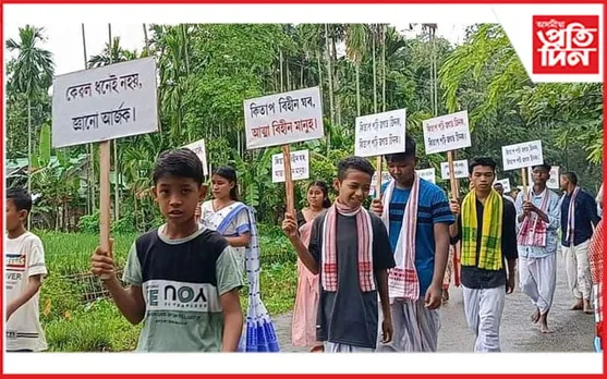 দুৰ্গা পূজাৰ আনন্দৰ পৰিবৰ্তে গ্ৰন্থ উৎসৱত ব্যস্ত এজাক শিক্ষাৰ্থী...