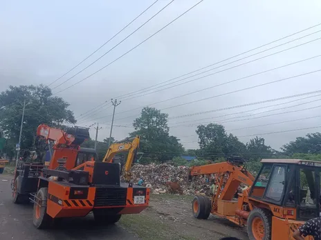 অৱশেষত গা লৰিল প্ৰশাসনৰ ! হাউলীৰ ৰাজপথৰ পৰা আঁতৰিল ডাম্পিং গ্ৰাউণ্ড