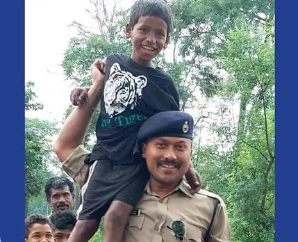 দেশজুৰি বিৰাজে বিলাইছে দৰমহাৰ ধন…