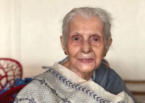 ২৪ ঘণ্টাই কিয় অনলাইনত থাকে অসমৰ এইগৰাকী ৮৯ বছৰীয়া আইতা?