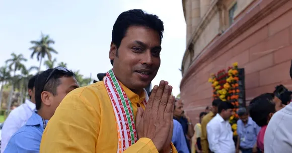 কিতাপ লিখাত ব্যস্ত ত্ৰিপুৰাৰ মুখ্যমন্ত্ৰী বিপ্লৱ বাবু…