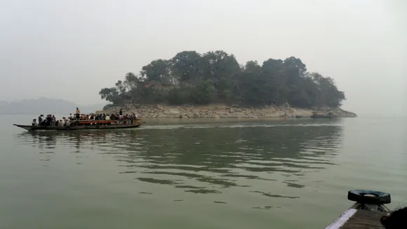 ব্ৰহ্মপু্ত্ৰৰ মাজত নিসংগ উমানন্দ! মন্দিৰলৈ দৰ্শনাৰ্থী যাবলৈ ১০দিন ধৰি ফেৰী সেৱা বন্ধ