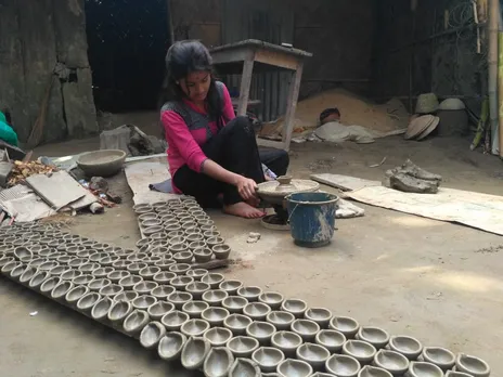 দীপাৱলীৰ প্ৰাকক্ষণত অন্তহীন ব্যস্ততাত মৃৎশিল্পীসকল