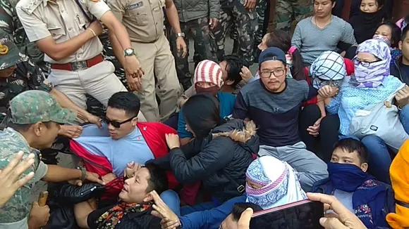 অৰুণাচল প্ৰদেশ লোকসেৱা আয়োগৰ পৰীক্ষাৰ্থীৰ বিক্ষোভ