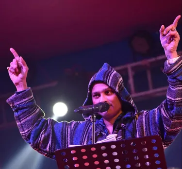 বঙাইগাঁৱৰ মঞ্চত জুবিনৰ নতুন গীত “পলিটিক্স নকৰিবা বন্ধু”, চাওক VIDEO