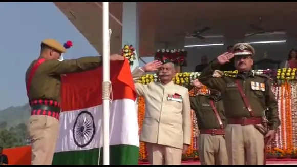 ইটানগৰৰ গণৰাজ্য দিৱসত অঘটন, সৰি পৰা পতাকাকে আৰক্ষীৰ জোৱানৰ হাতত তুলি অভিবাদন জনালে ৰাজ্যপালে
