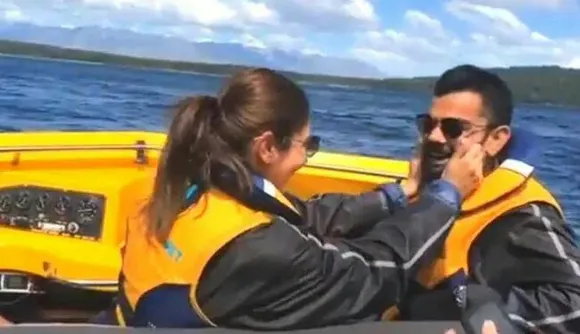 বিৰাটক কাষত বহুৱাই অনুষ্কাই চলালে নাঁঁও, চাওক VIDEO…