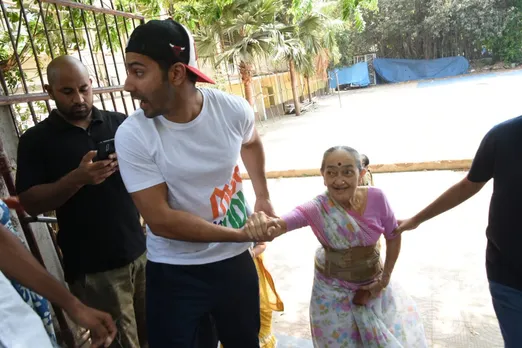 ভোটকেন্দ্ৰত বয়োজ্যেষ্ঠ ভোটাৰক সহায় বলিউদ অভিনেতাৰ…