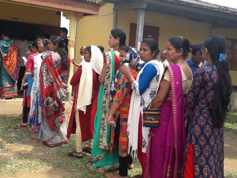 পুৱা ৫ বজাৰৰ পৰাই ভোটাৰৰ ভিৰ, বিকল ই ভি এমৰ বাবে ডেৰ ঘণ্টা পলমকৈহে ভোটগ্ৰহণ, VIDEO